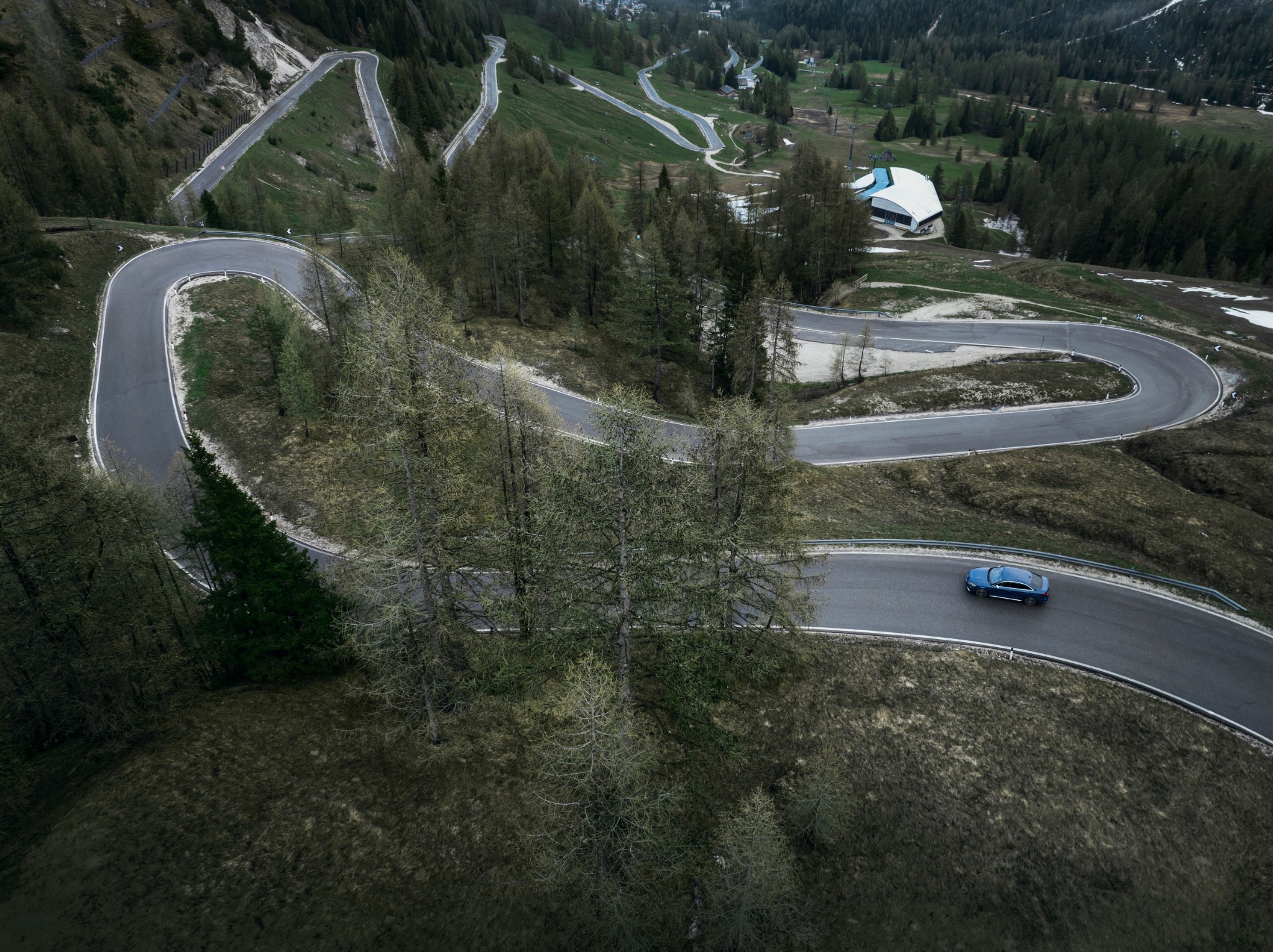 Bil på en svingete fjellvei